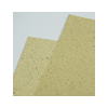 Graspapier Falzflyer DIN A4 hoch, 6 Seiten Zickzackfalz Detailansicht der Oberflächenbeschaffenheit. Das Graspapier wird mit bis zu 50 % aus Gras-Frischfasern hergestellt.